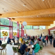 Tag der offenen Tür 2025 zum 50-jährigen Jubiläum. Blick in die voll besetzte Cafeteria.
