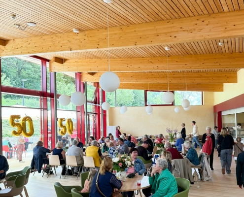 Tag der offenen Tür 2025 zum 50-jährigen Jubiläum. Blick in die voll besetzte Cafeteria.