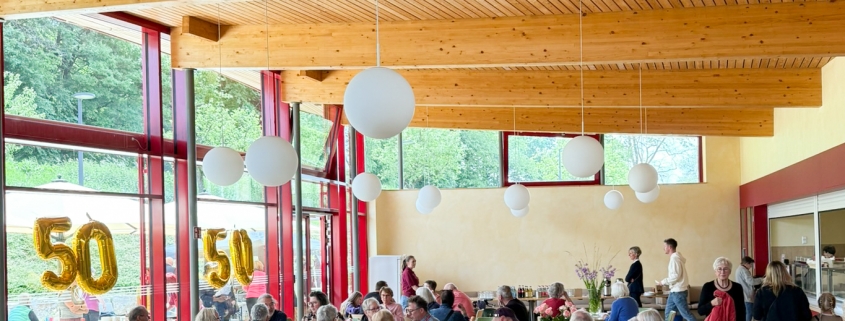 Tag der offenen Tür 2025 zum 50-jährigen Jubiläum. Blick in die voll besetzte Cafeteria.